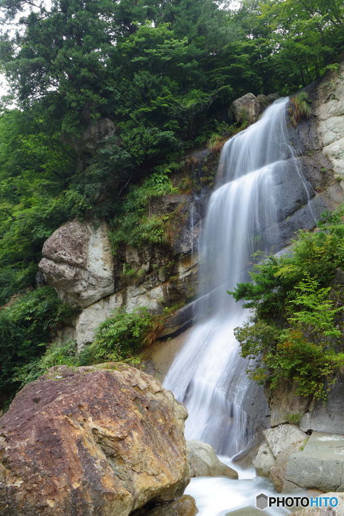 藤花の滝・上流側から(山形県紅葉川渓谷)