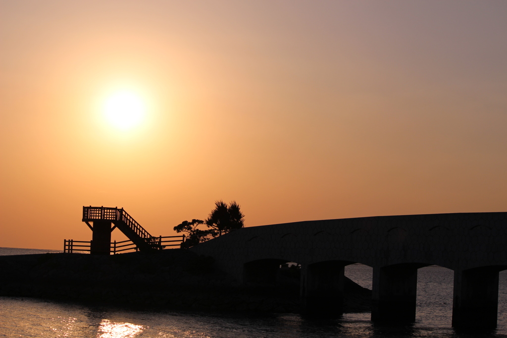 夕日と橋