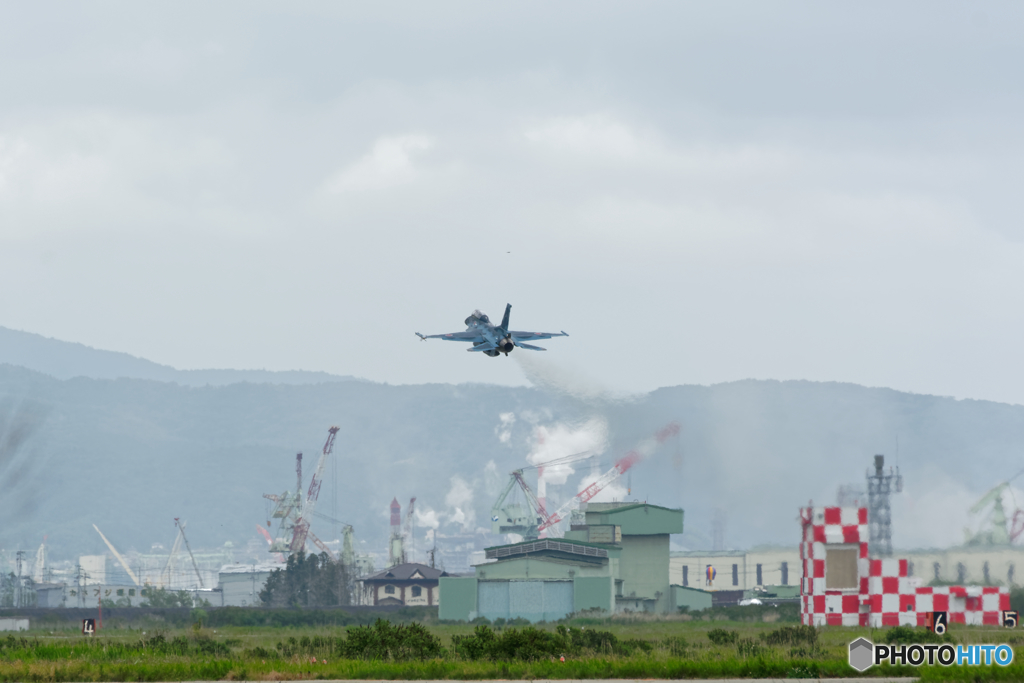 梅雨空へ