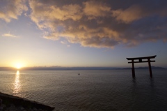 朝日と雲と白髭神社と