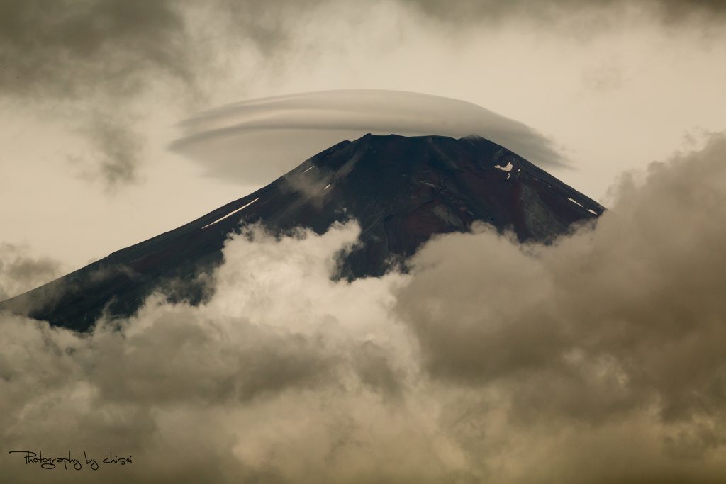 雲のむこう、