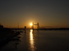 夕日と昇開橋