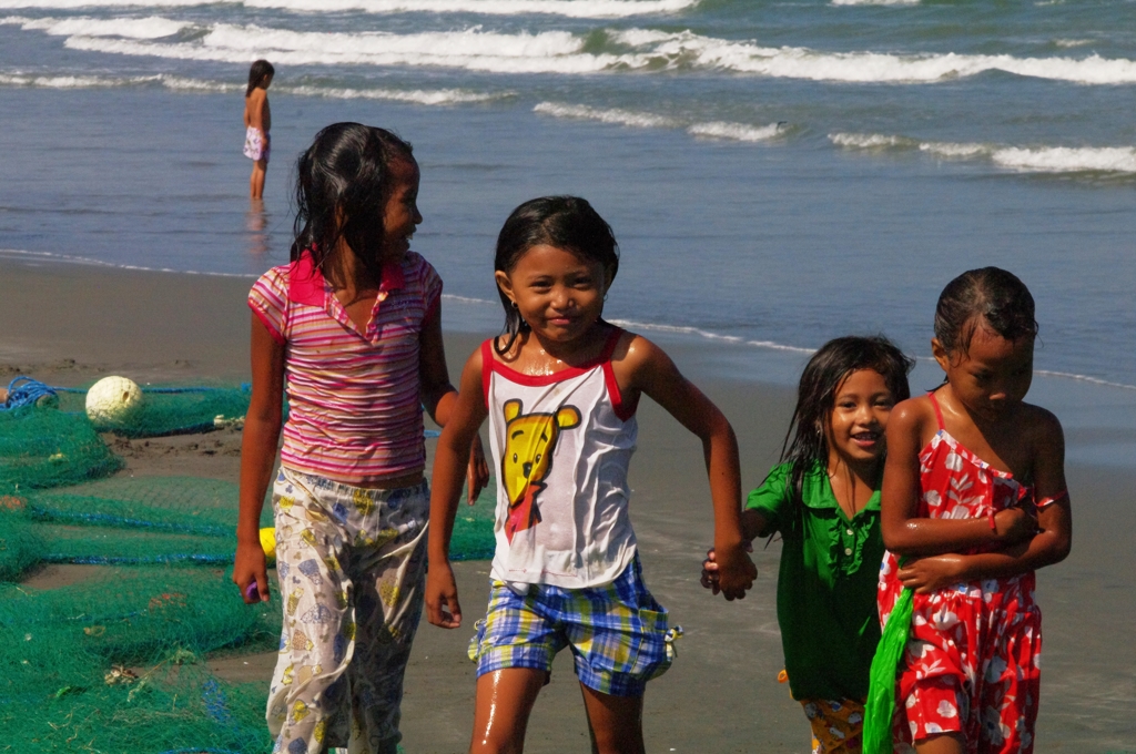 Children in Lingayen beach 2
