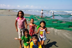 Children in Lingayen beach 7