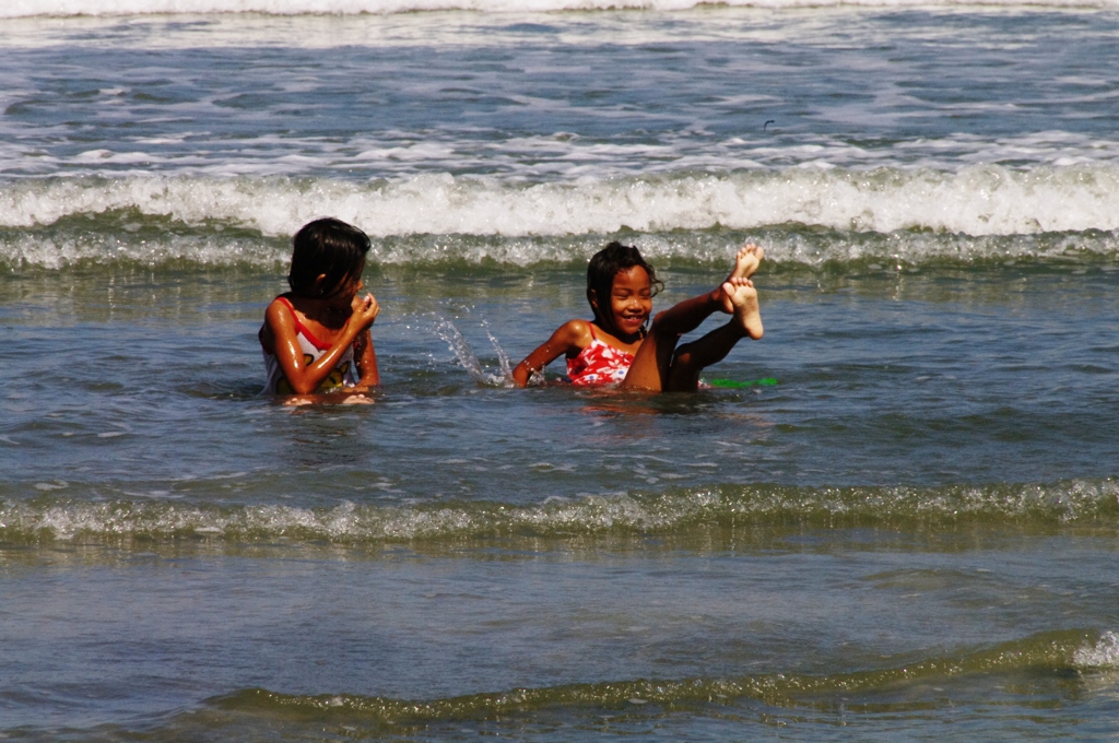 Children in Lingayen beach 1
