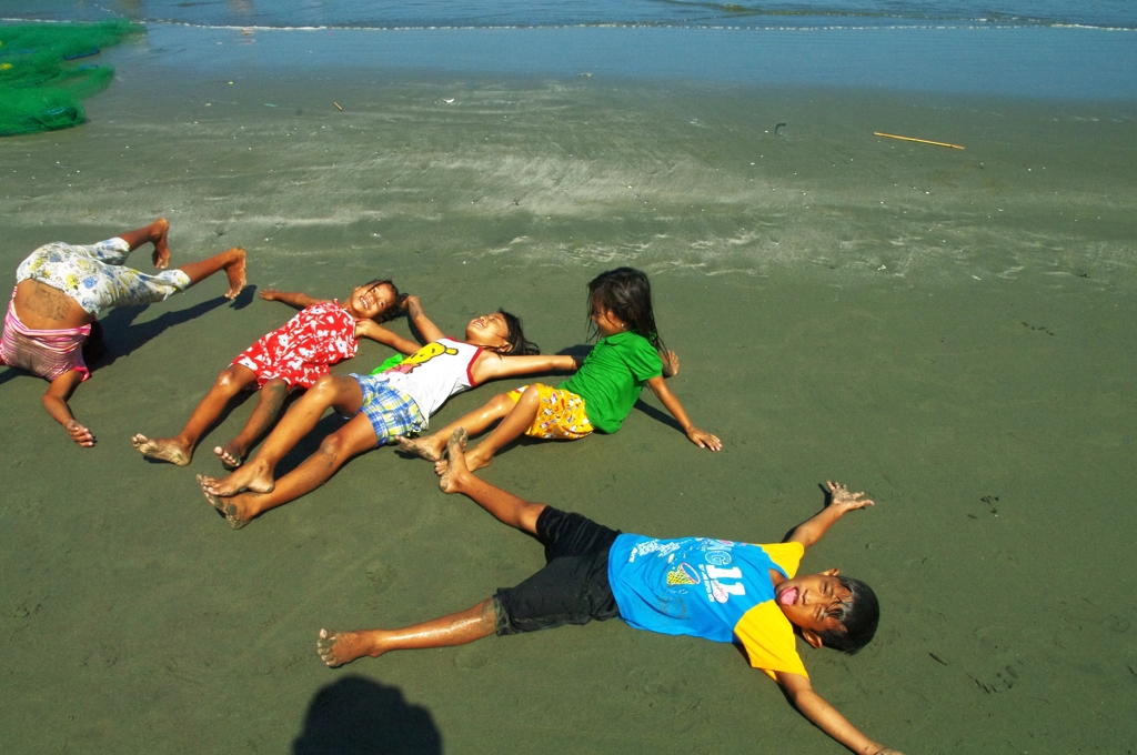 Children in Lingayen beach 10