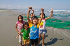 Children in Lingayen beach 8