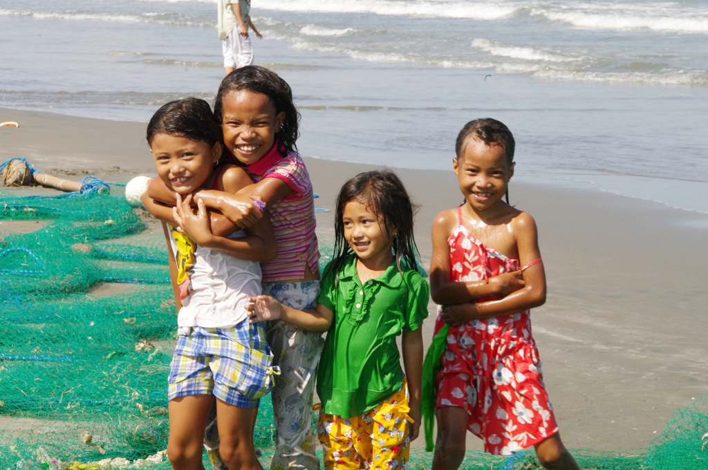Children in Lingayen beach 3