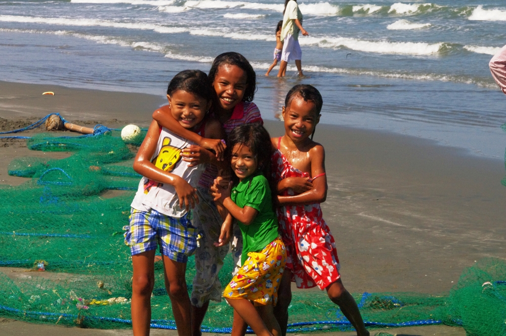 Children in Lingayen beach 4