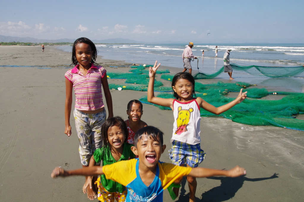 Children in Lingayen beach 9