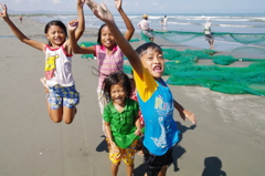 Children in Lingayen beach 6