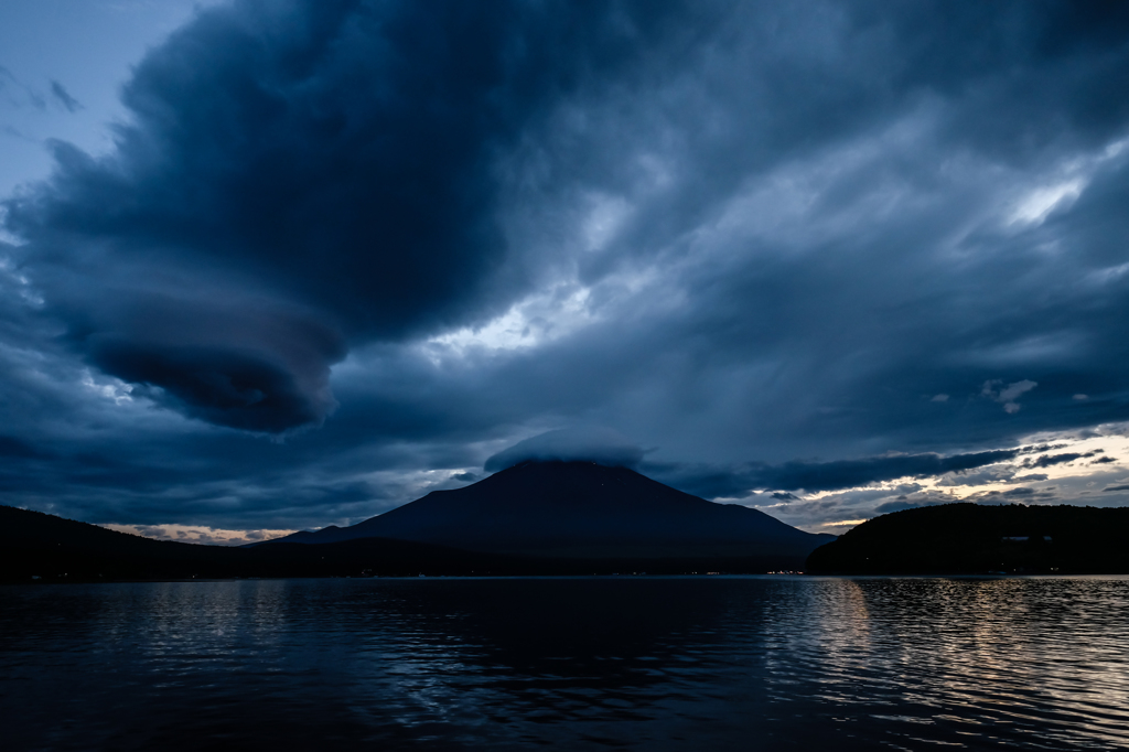 雲おどる