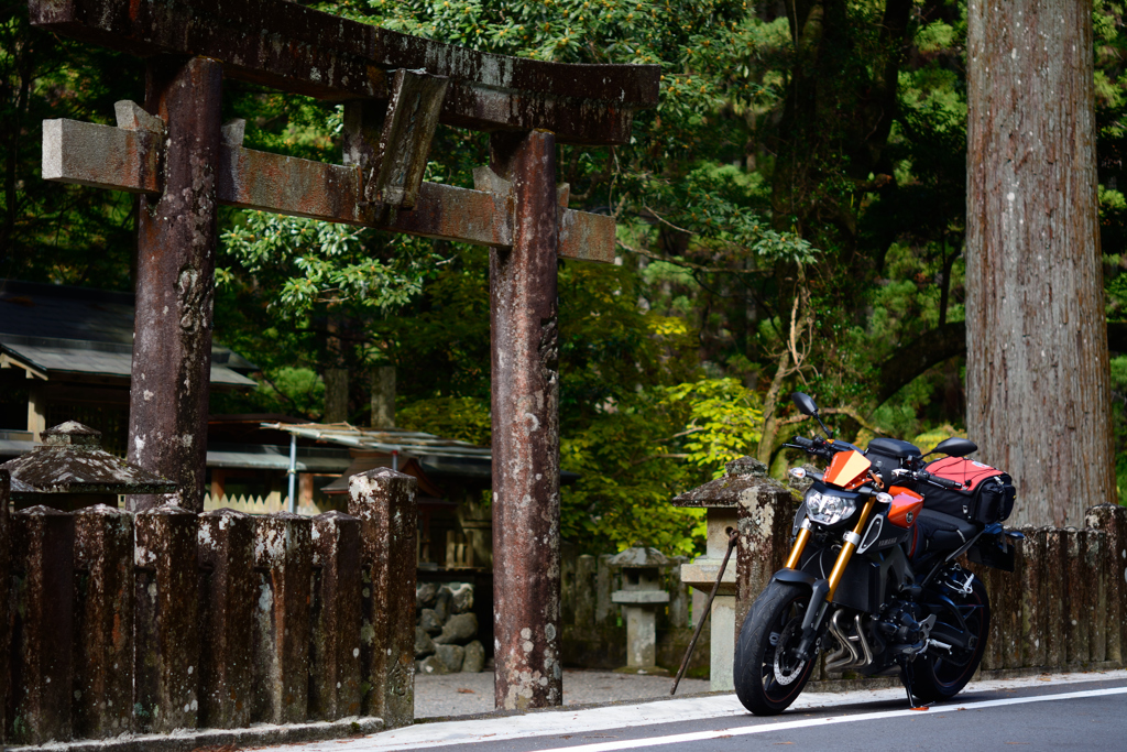 古さびた神社とバイク