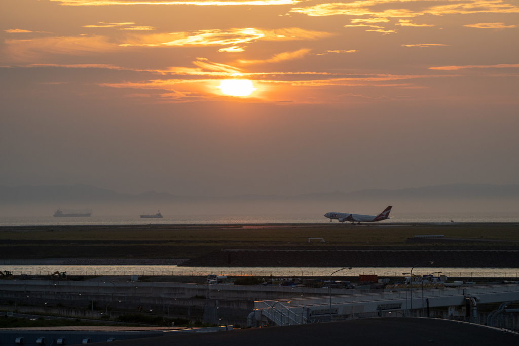 夕日と到着便