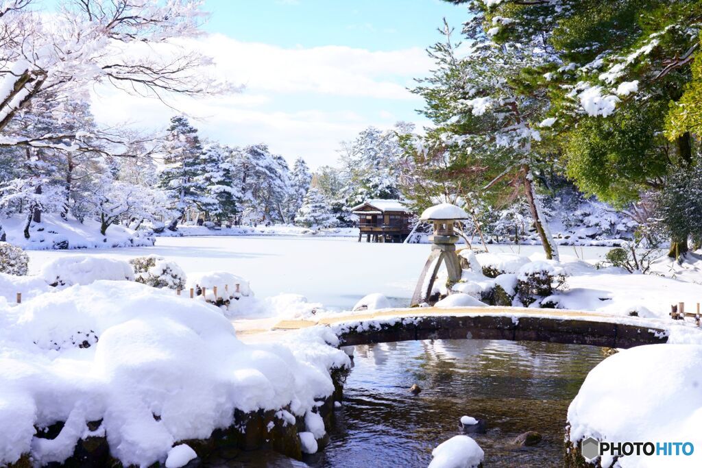 雪の兼六園徽軫灯籠