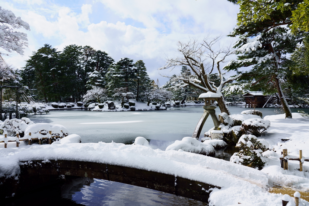 雪の兼六園徽軫灯籠