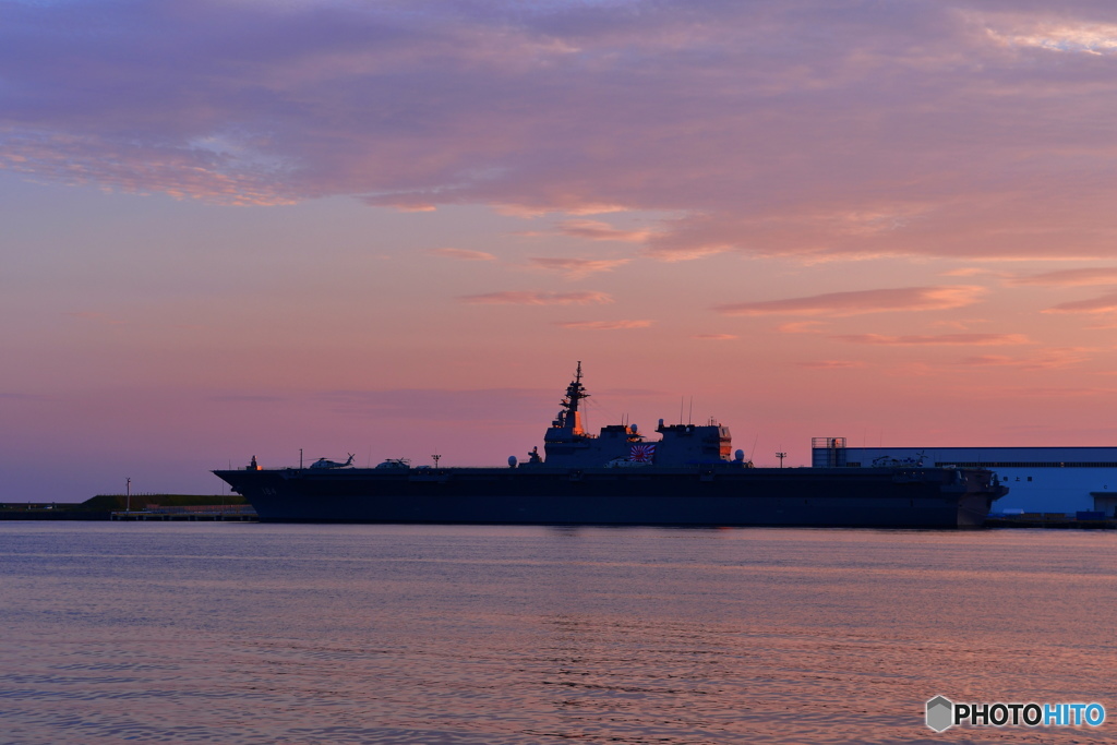  朝の護衛艦加賀先月の金沢港