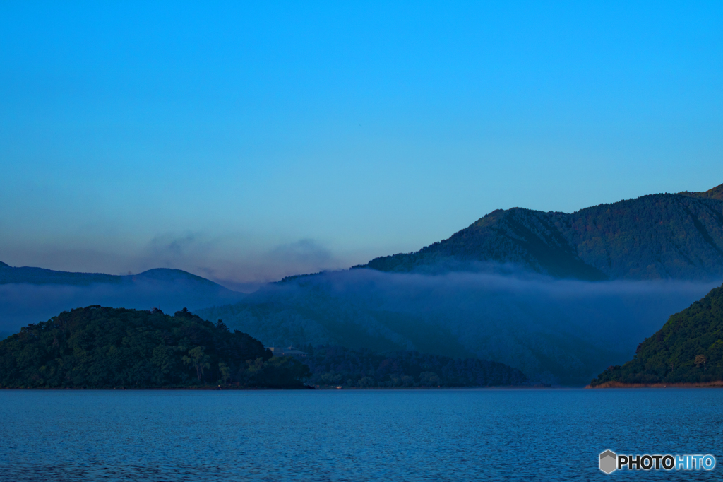 夜明けの精進湖