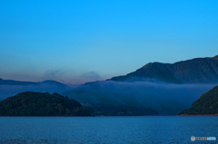 夜明けの精進湖