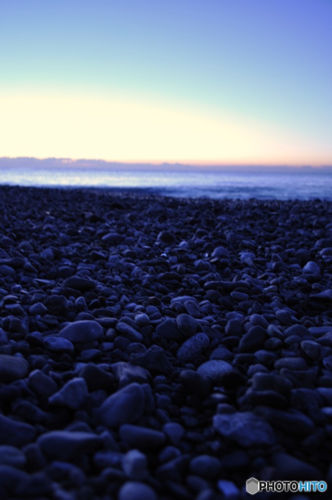 日の出前の海岸