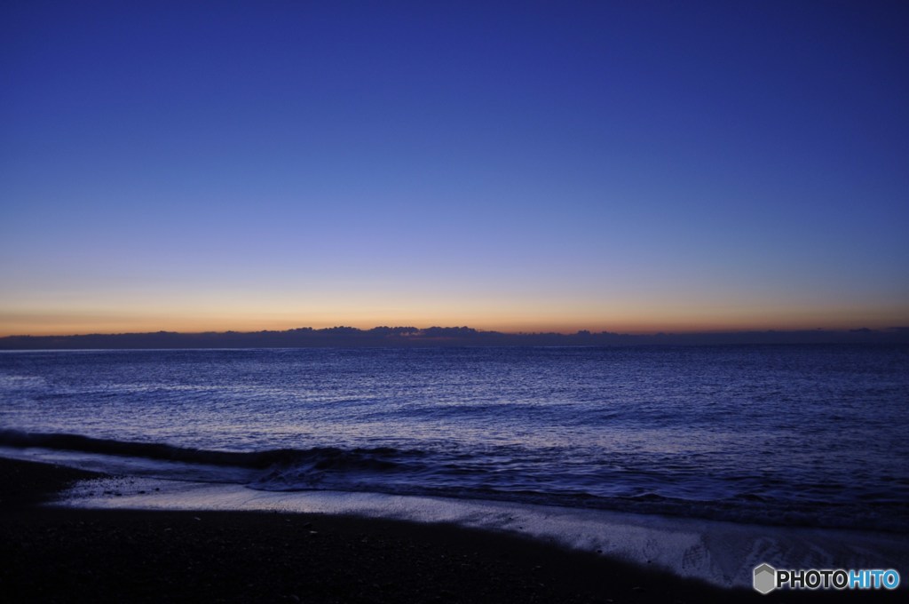 国府津海岸の青