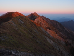 夕日に染まる剣ヶ峰