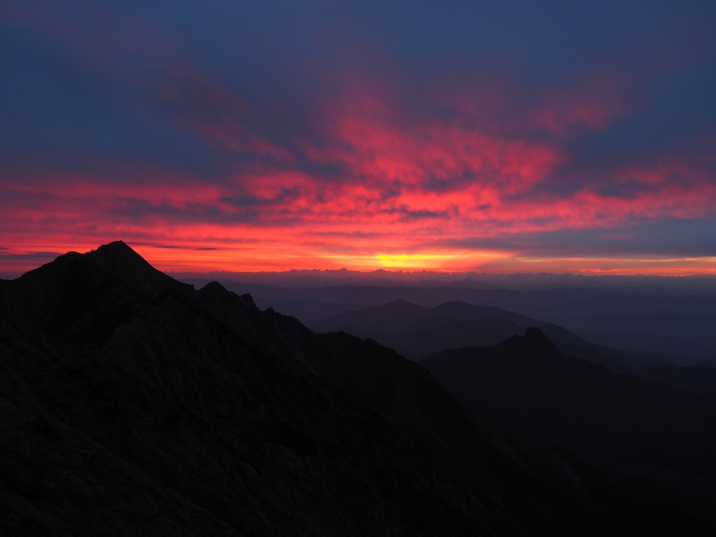 大山の夜明け