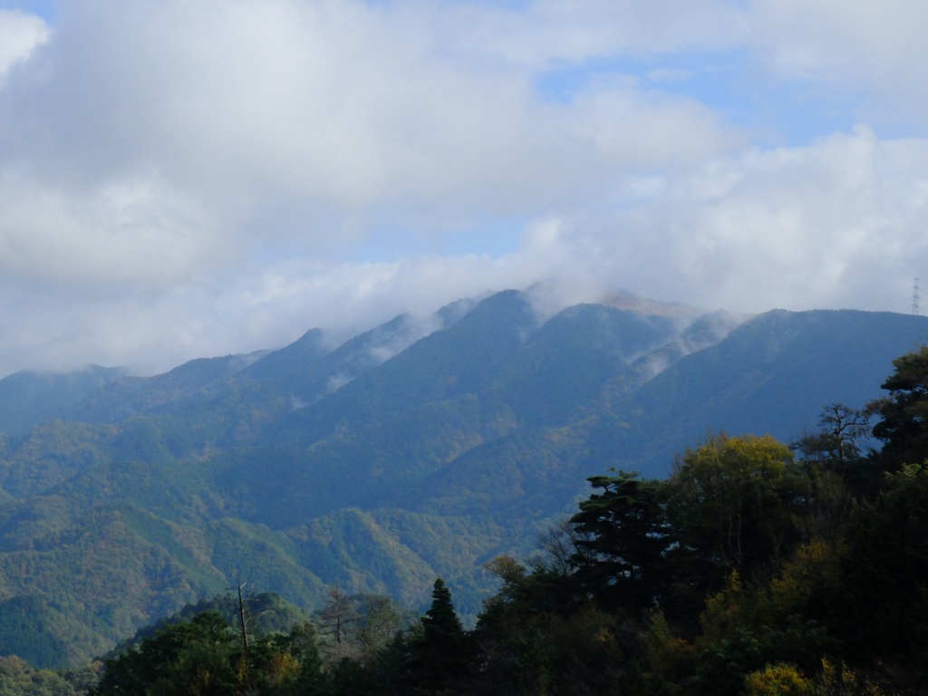 霧の岩湧山