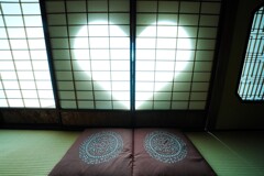 お座布に座るのは誰と？