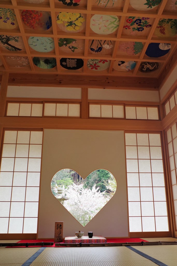 春の正寿院猪目窓