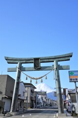 金鳥居と富士山があるまち