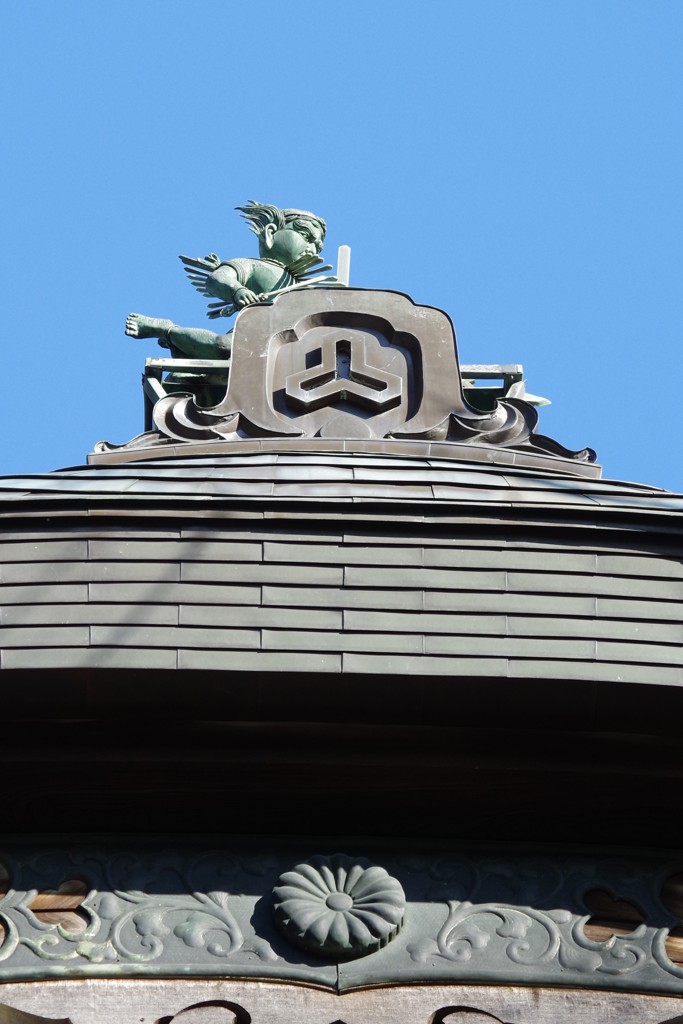  朝護孫子寺本堂　唐破風棟鬼飾り