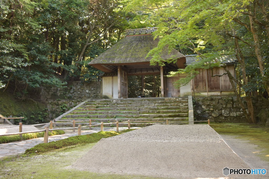 白砂壇と山門
