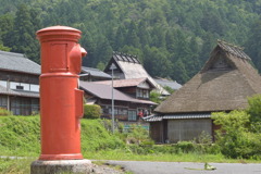 ポストと茅葺民家