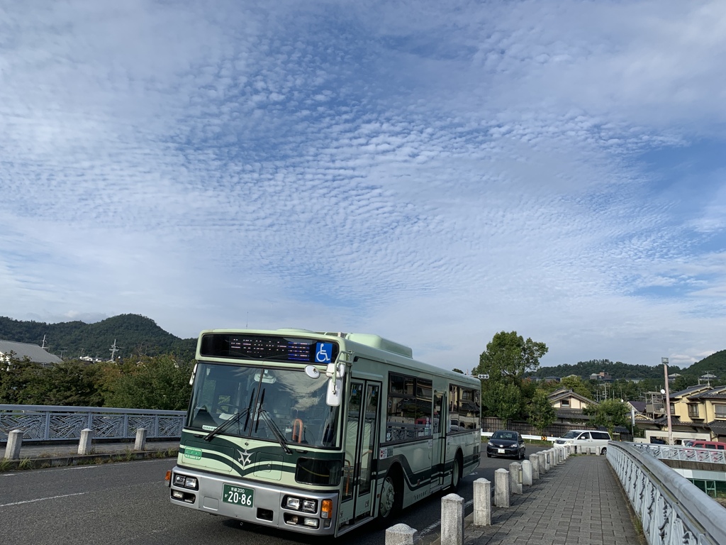 秋の雲と市バス