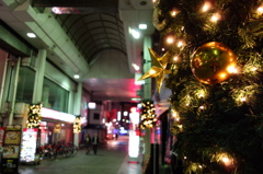 シャッター街のクリスマスツリー