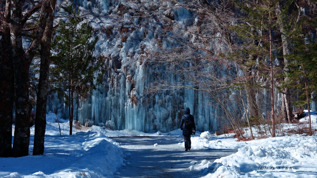 白川氷柱の前で