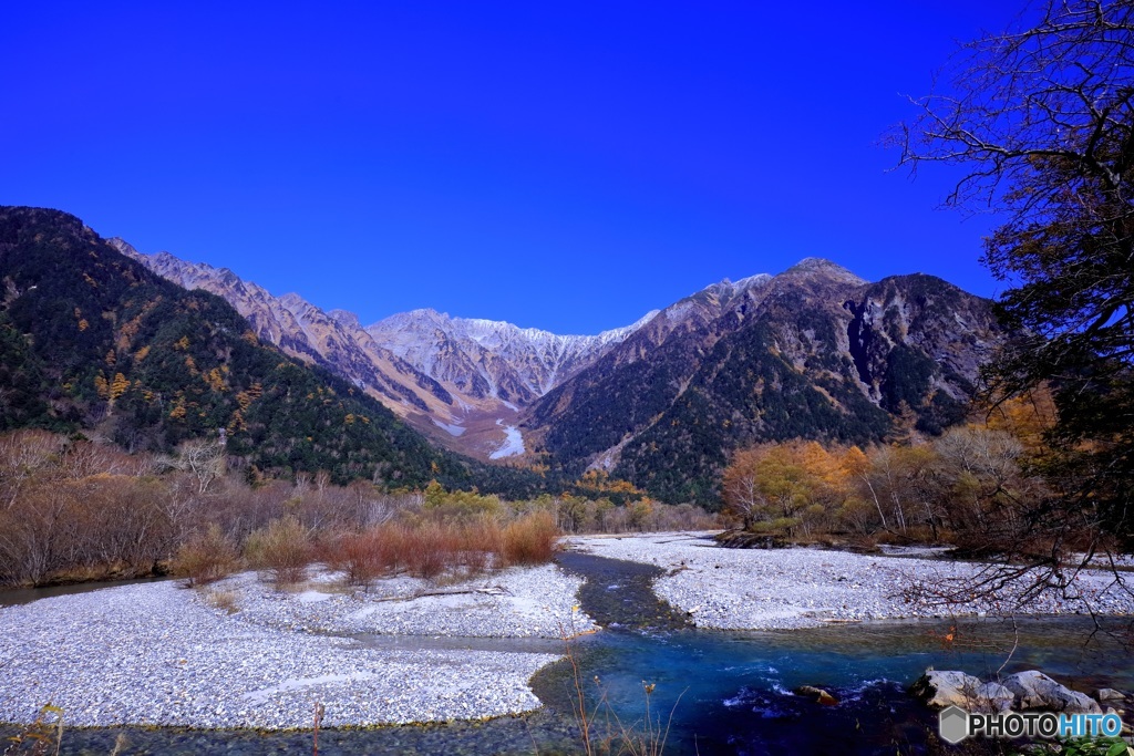 晩秋の上高地（穂高連峰）