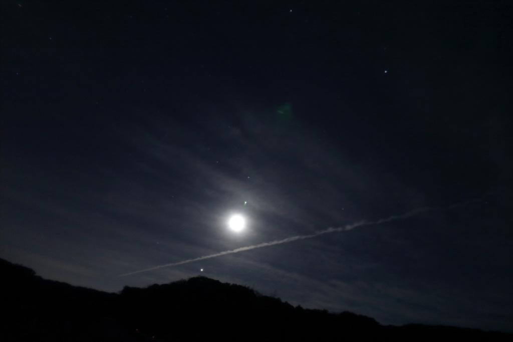 月と木星と飛行機雲