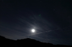 月と木星と飛行機雲