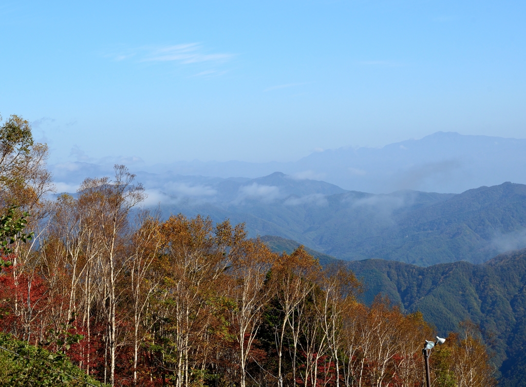 霞む山並み