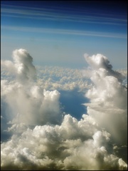真っ白な雲に見せられて(機内より)