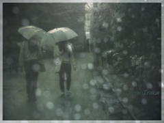 雨の中の2人