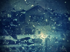 窓の外は豪雨