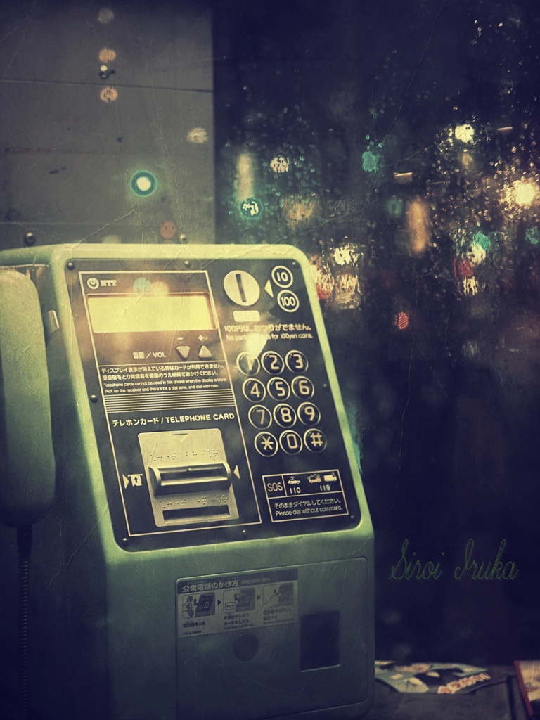 雨の電話ボックス