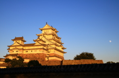 夕暮れの姫路城と月