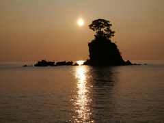 女岩