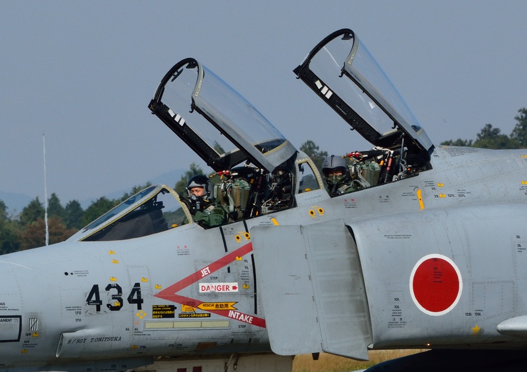 展示飛行前の厳しい表情２