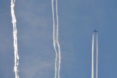 上空の三本線。