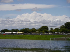 水浸しのサッカー場